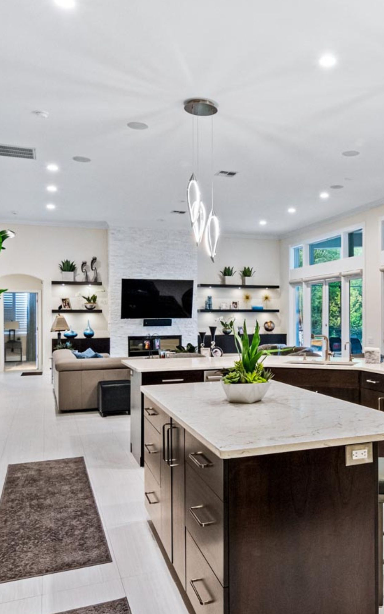 Home Decorator in Apollo Beach, FL.